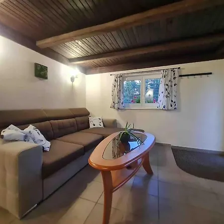 Utulny Domecek Obklopen Krasnou Prirodou